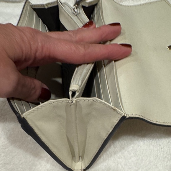 Gucci Cream Wallet with Gold Clasp and Red-Blue Stripe - Picture 16 of 16